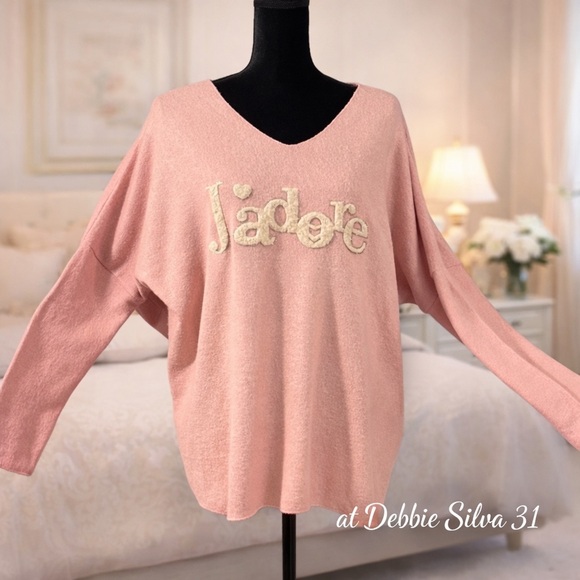 Chic Pink Sweater with Cream 'J'adore' Detail - Picture 8 of 9
